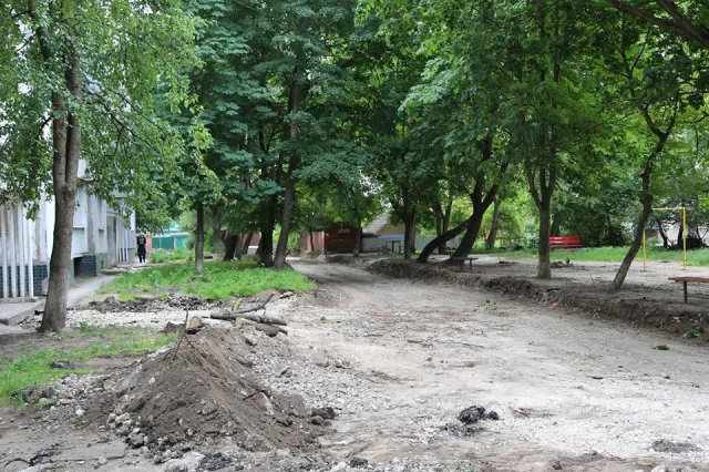 У Хмельницькому оновлять понад 30 дворів багатоповерхових будинків, а в кількох облаштують сучасні екопарковки — фото 17