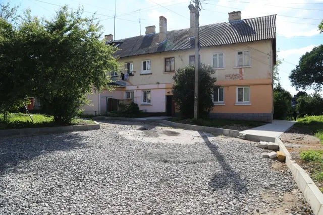 У Хмельницькому оновлять понад 30 дворів багатоповерхових будинків, а в кількох облаштують сучасні екопарковки — фото 18