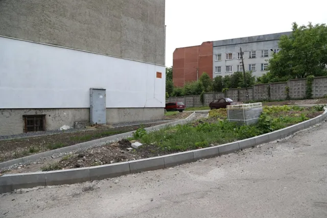 У Хмельницькому оновлять понад 30 дворів багатоповерхових будинків, а в кількох облаштують сучасні екопарковки — фото 20