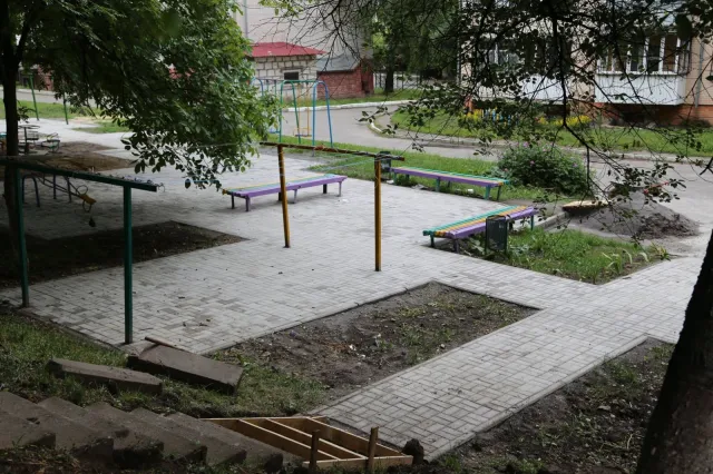 У Хмельницькому оновлять понад 30 дворів багатоповерхових будинків, а в кількох облаштують сучасні екопарковки — фото 4