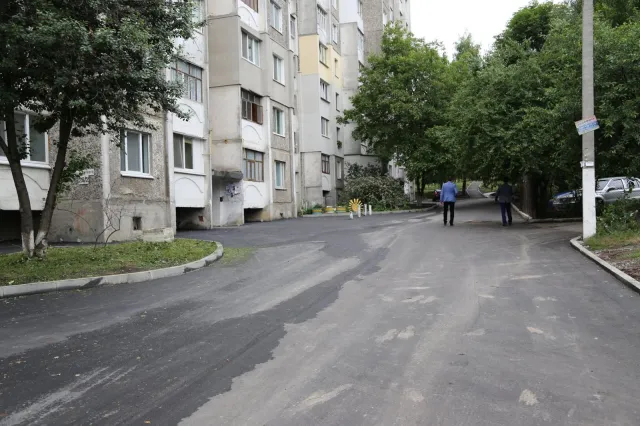 У Хмельницькому оновлять понад 30 дворів багатоповерхових будинків, а в кількох облаштують сучасні екопарковки — фото 6