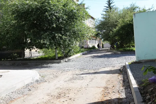У Хмельницькому оновлять понад 30 дворів багатоповерхових будинків, а в кількох облаштують сучасні екопарковки — фото 8