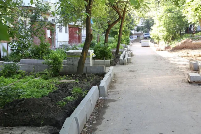 У Хмельницькому оновлять понад 30 дворів багатоповерхових будинків, а в кількох облаштують сучасні екопарковки — фото 9