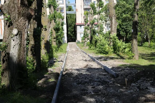 У Хмельницькому оновлять понад 30 дворів багатоповерхових будинків, а в кількох облаштують сучасні екопарковки — фото 10