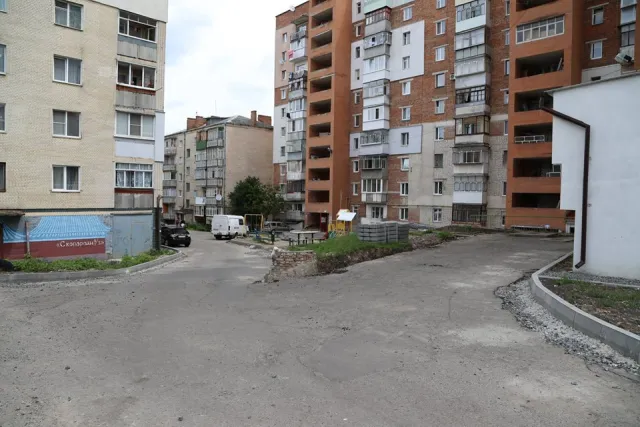 У Хмельницькому оновлять понад 30 дворів багатоповерхових будинків, а в кількох облаштують сучасні екопарковки — фото 11