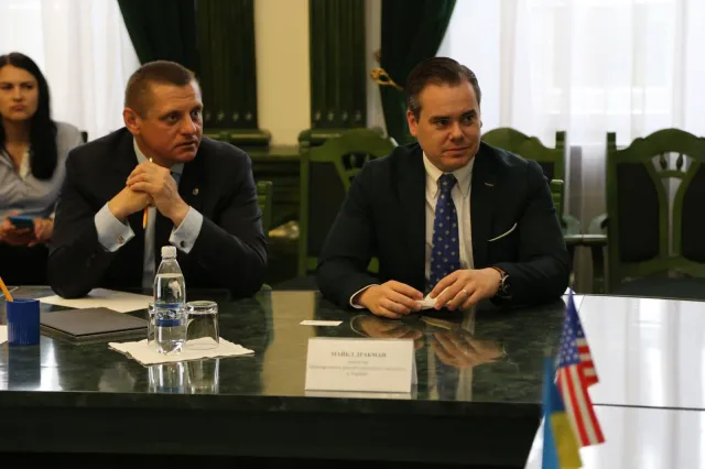 Програми для молоді: до Хмельницького завітав директор Міжнародного республіканського інституту (IRI) в Україні — фото 1