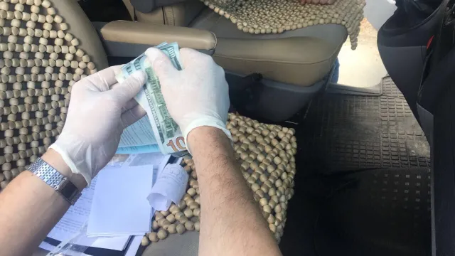 У Хмельницькому затримали чоловіка, який вимагав у представника забудовника 3500 доларів хабара — фото 2