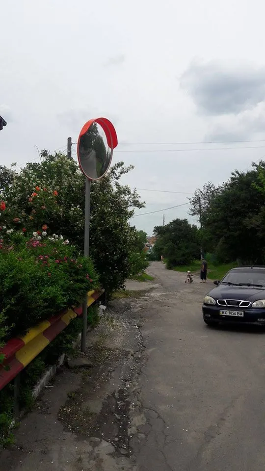 На вулицях міста встановлюють спеціальні сферичні дзеркала для водіїв — фото 1