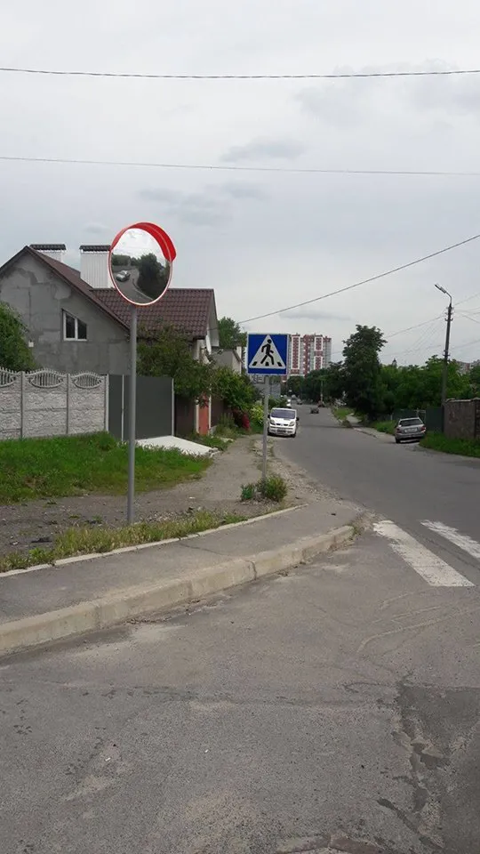 На вулицях міста встановлюють спеціальні сферичні дзеркала для водіїв — фото 2