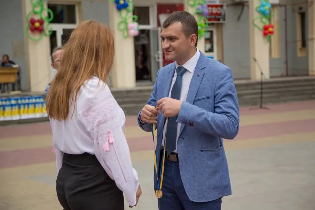 Хмельницькі випускники отримали золоті та срібні медалі — фото 7