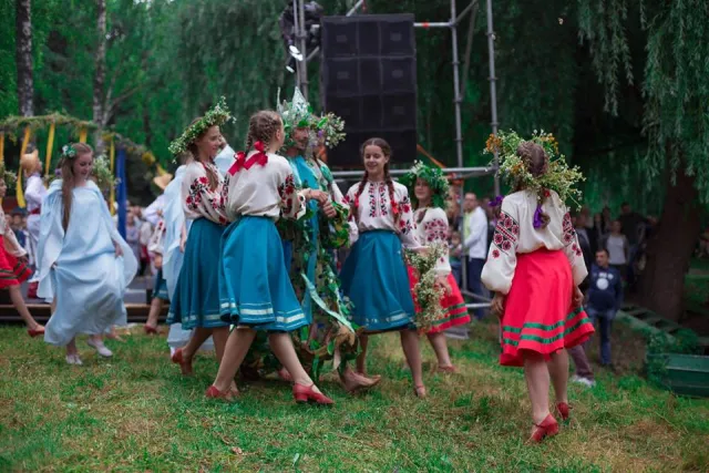 «Купальська ніч – чарівна ніч...»: у парку ім. М. Чекмана святкували Івана Купала — фото 17