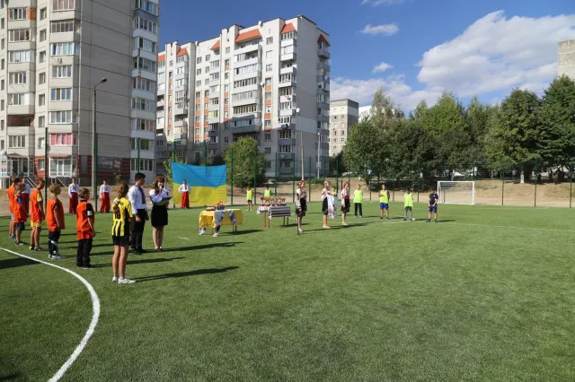 У Хмельницькому облаштовують нові міні-футбольні майданчики — фото 1