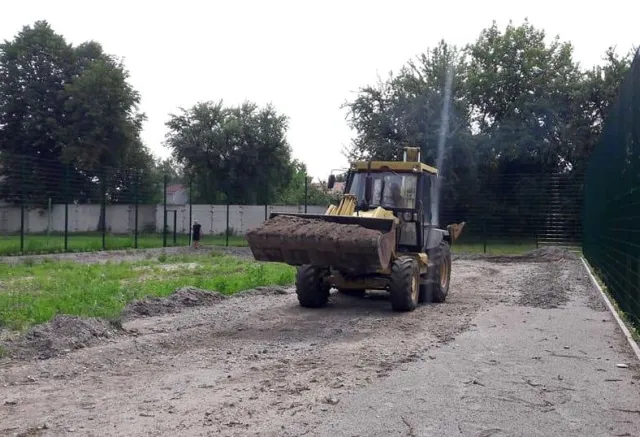 У Хмельницькому облаштовують нові міні-футбольні майданчики — фото 5