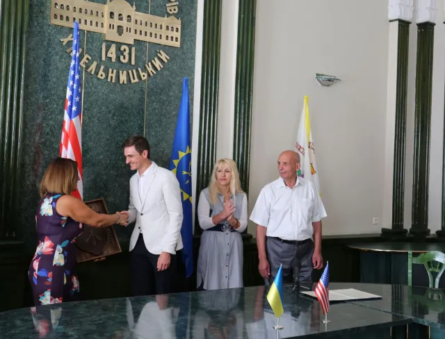 Парклет, арт-містечко та мурал: у Хмельницькому відзначили 30 річницю партнерства з американським містом Модесто — фото 6