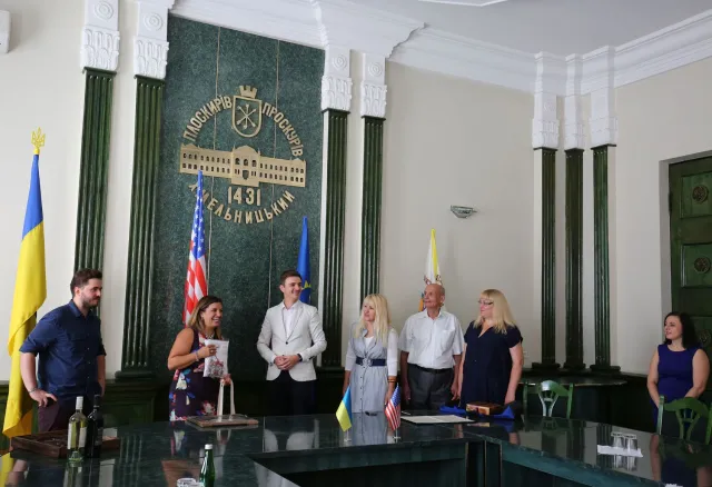 Парклет, арт-містечко та мурал: у Хмельницькому відзначили 30 річницю партнерства з американським містом Модесто — фото 8