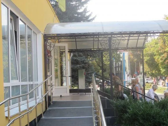 Біля центрального входу в поліклініку №1 облаштували зручний пандус — фото 2