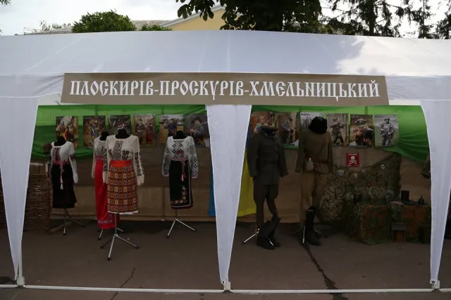 Виставки, ярмарки та парад вишиванок: у Хмельницькому відзначили 26 річницю Незалежності України — фото 6