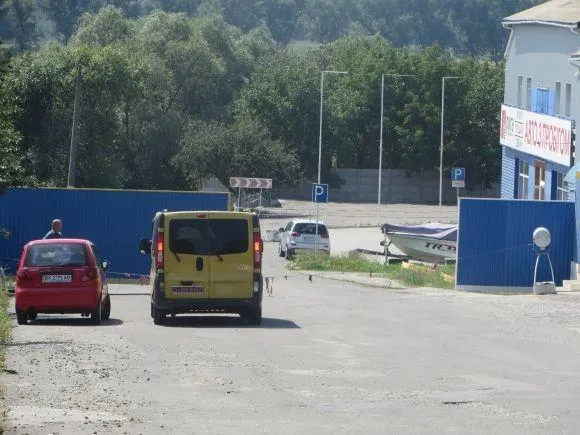 На перехресті Соборної та Староміської досі продають тварин у невстановленому місці — фото 1