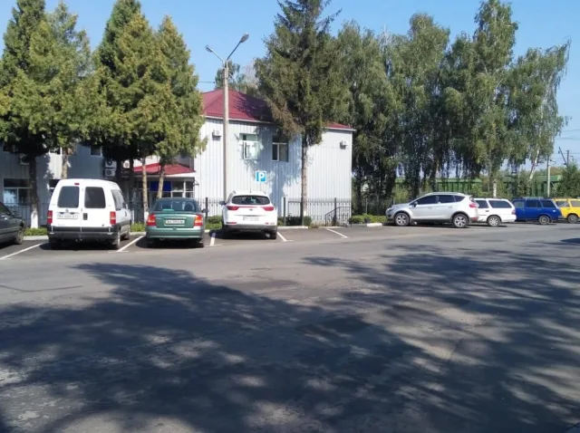 На вулиці Чорновола облаштували автостоянку, пішохідний перехід та тротуари з пандусом — фото 1