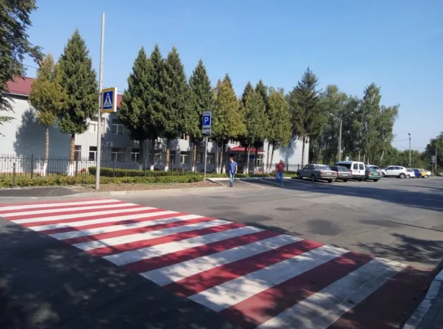 На вулиці Чорновола облаштували автостоянку, пішохідний перехід та тротуари з пандусом — фото 3
