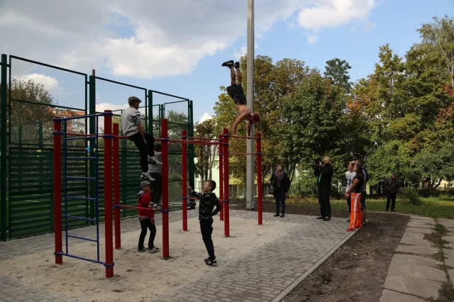 На Тернопільській відкрили новий спортивний майданчик зі штучним покриттям — фото 1