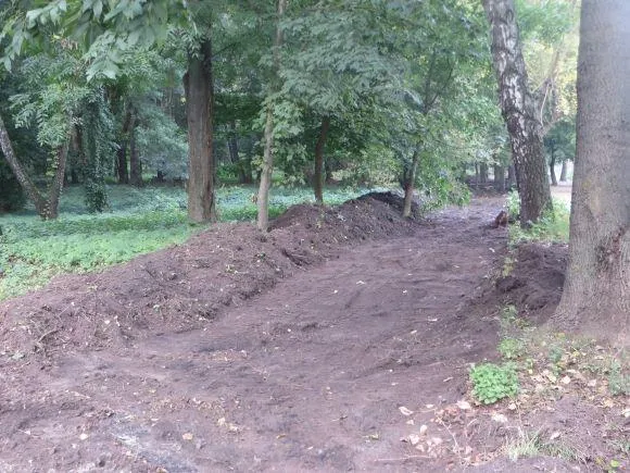 У парку ім. Чекмана почали будувати ще одну велодоріжку — фото 1