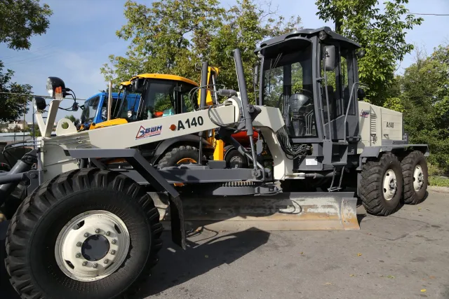 Сучасний сміттєвоз, автовишка та грейдер: для комунальних підприємств придбали нову спецтехніку — фото 5