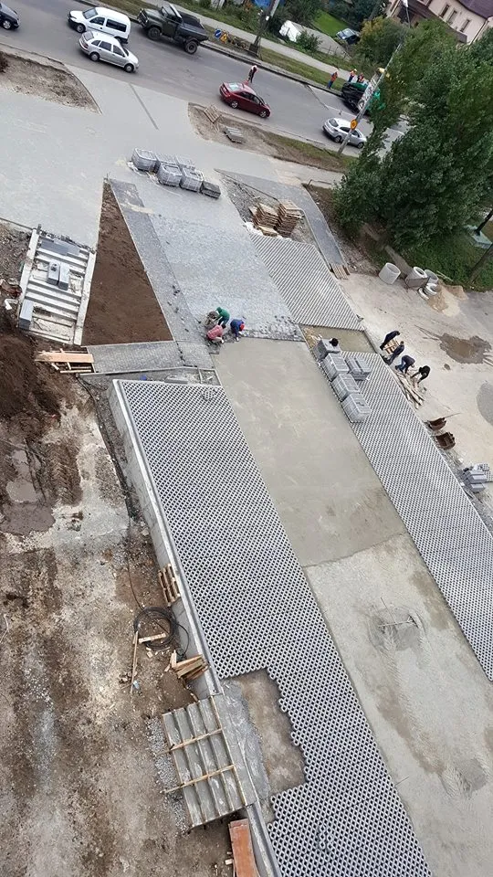 На вулиці Степана Бандери облаштовують сучасну екопарковку — фото 2