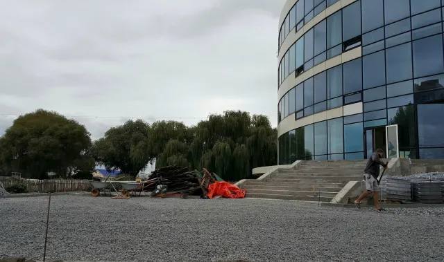 На вулиці Степана Бандери облаштовують сучасну екопарковку — фото 3