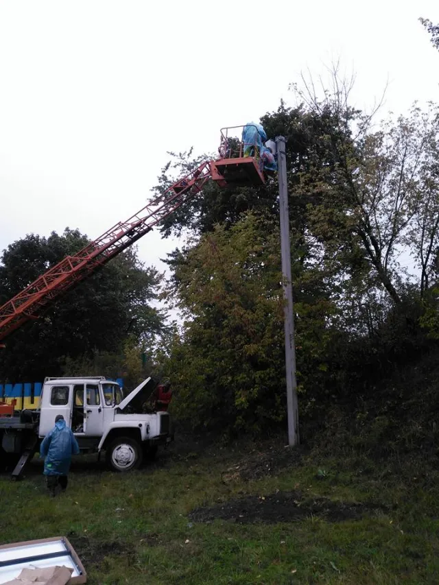 У Хмельницькому на стелах з назвою міста з'явилася підсвітка — фото 1