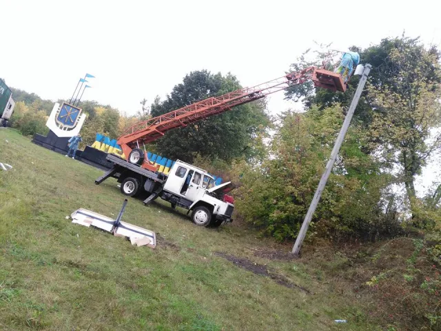 У Хмельницькому на стелах з назвою міста з'явилася підсвітка — фото 2