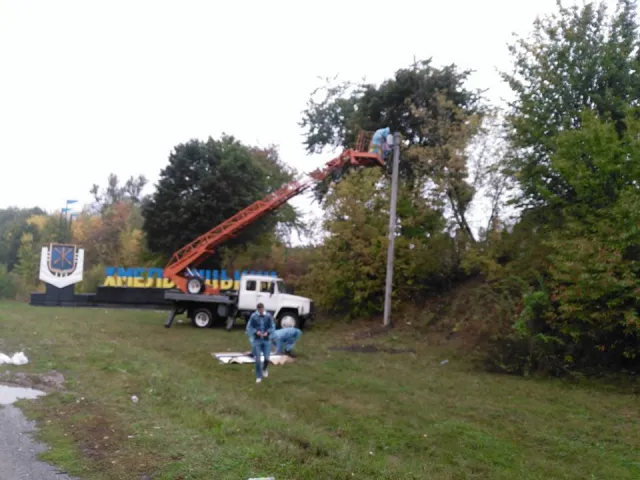 У Хмельницькому на стелах з назвою міста з'явилася підсвітка — фото 6
