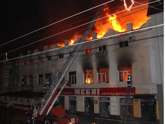 На Старокостянтинівському шосе демонтують будівлю колишньої меблевої фабрики, яка згоріла влітку — фото 11