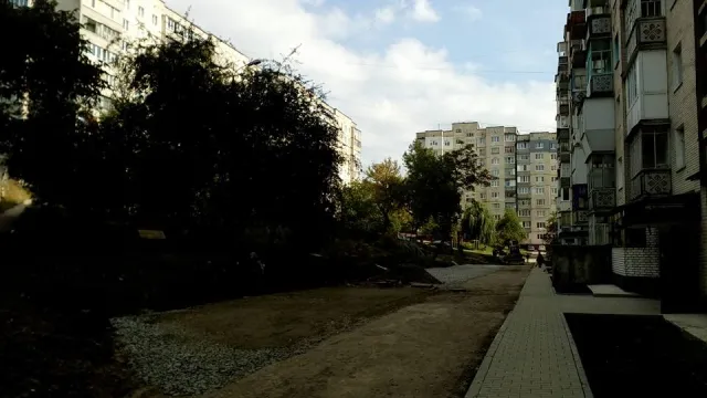 На Зарічанській облаштовують парковку та пішохідну доріжку — фото 1