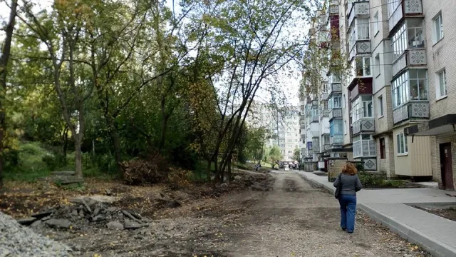 На Зарічанській облаштовують парковку та пішохідну доріжку — фото 2