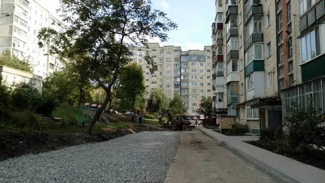 На Зарічанській облаштовують парковку та пішохідну доріжку — фото 3