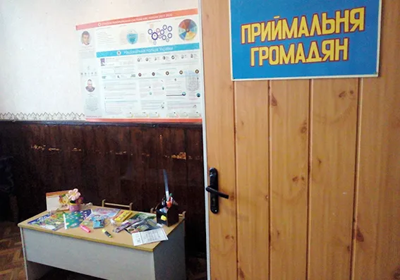 М'які іграшки та цікава література: на Хмельниччині у відділеннях поліції облаштували дитячі куточки — фото 2
