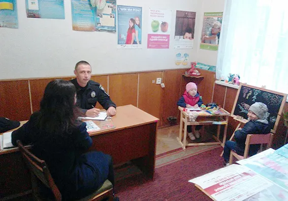 М'які іграшки та цікава література: на Хмельниччині у відділеннях поліції облаштували дитячі куточки — фото 3
