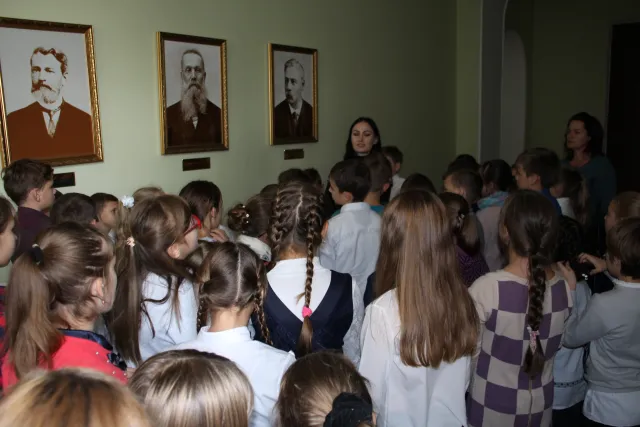 Учні навчально-виховного об’єднання №9 відвідали екскурсію у міській раді — фото 3