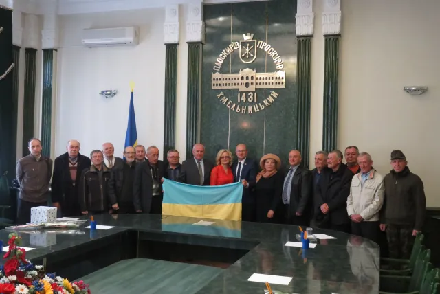 Хмельницькій міській раді передали історичну реліквію - Прапор Незалежності — фото 4
