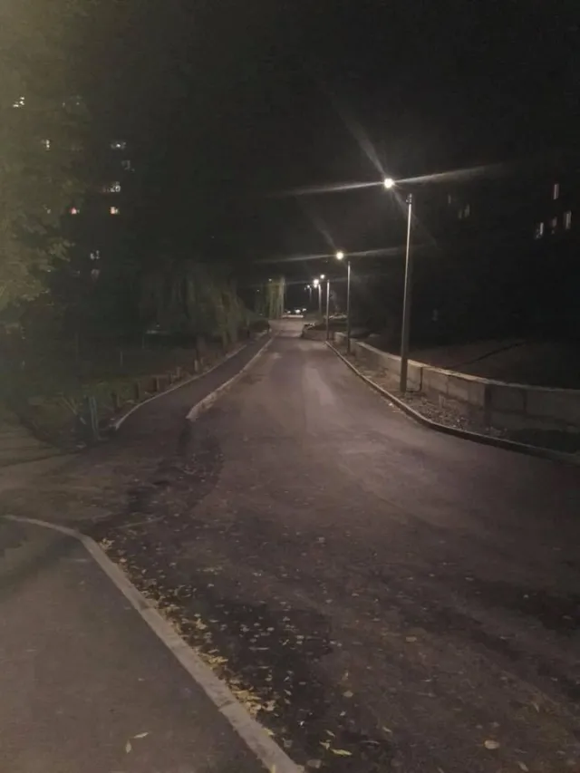 У Південно-Західному мікрорайоні з'явилася нова пішохідна доріжка та освітлення — фото 1