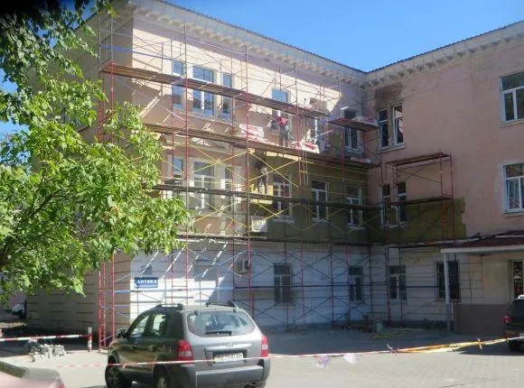 Нові вікна, пандуси та обладнання: у  Хмельницькому триває капітальний ремонт міської лікарні — фото 1