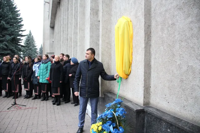На фасаді залізничного вокзалу з'явилась меморіальна дошка Михайлу Грушевському — фото 1