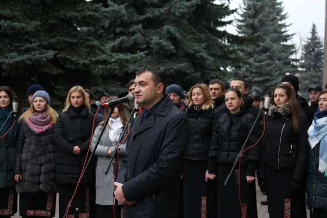 На фасаді залізничного вокзалу з'явилась меморіальна дошка Михайлу Грушевському — фото 2