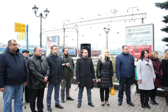 На фасаді залізничного вокзалу з'явилась меморіальна дошка Михайлу Грушевському — фото 4