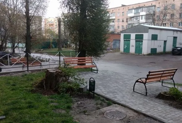 На Проспекті Миру встановили зручні лавочки та оновили пішохідні доріжки — фото 2