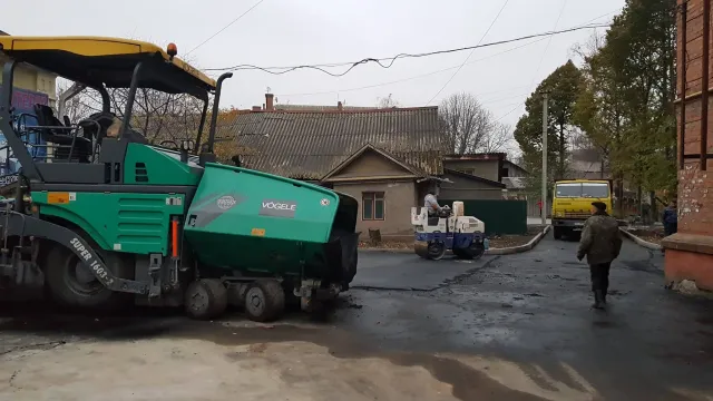 На вулиці Кам'янецькій з'явилися сучасні екопарковки — фото 1