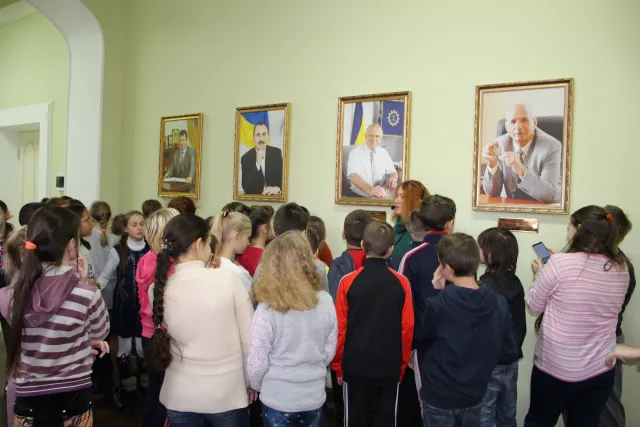 Учні школи №6 відвідали екскурсію у міській раді та отримали сувенірну проскурівську бону — фото 4