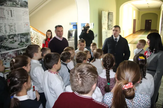 П'ятикласники школи №14 відвідали екскурсію у міській раді — фото 1