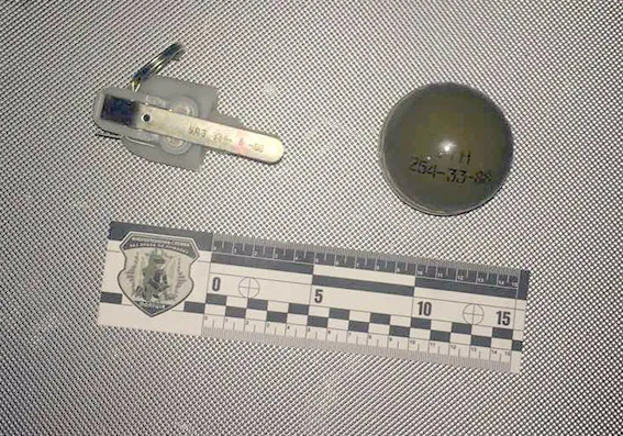 У Хмельницькому п'яний чоловік погрожував пасажирам автобуса гранатою — фото 1